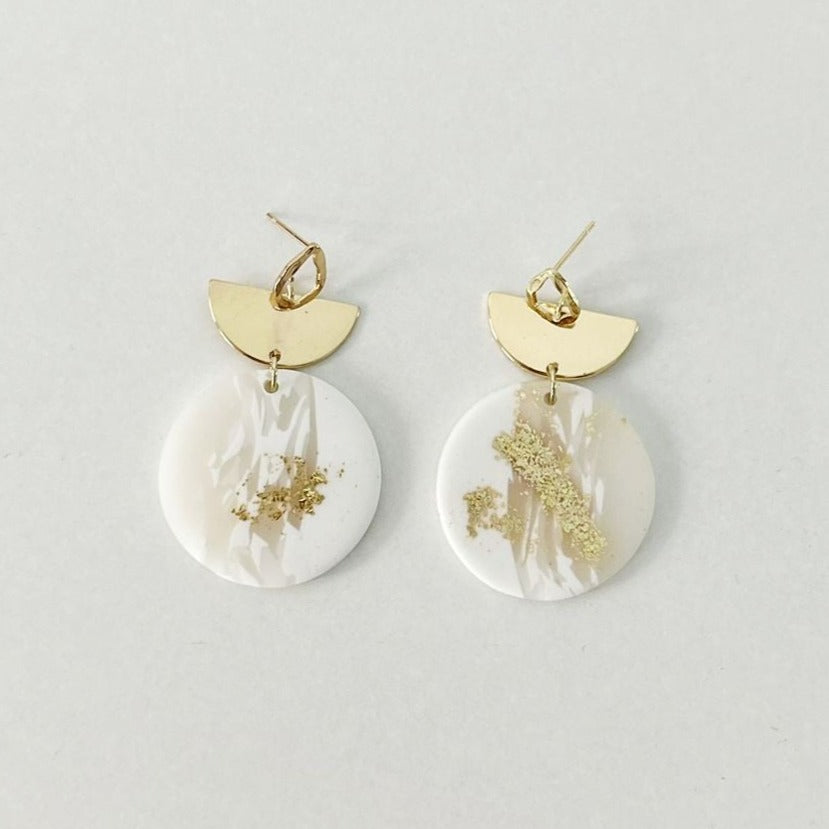 Pendientes arcilla blanco y dorados