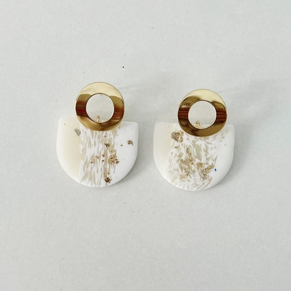 Pendientes arcilla blanco y dorado